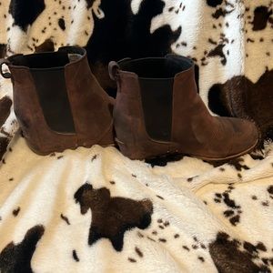 Dark maroon sorrel booties